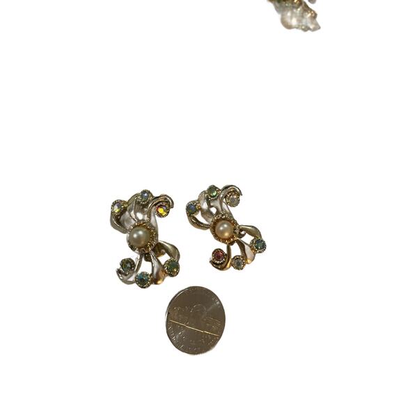 Bold Vintage Gold-Tone Pearl & Rhinestone Clip-On Earrings - Picture 1 of 4